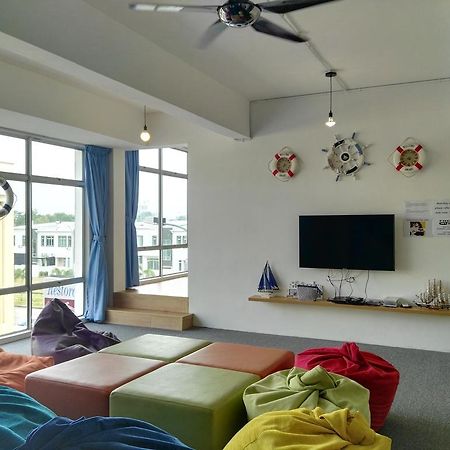 Roof Talk Theme Hostel جوهر بهرو المظهر الخارجي الصورة