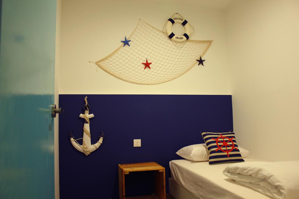 Roof Talk Theme Hostel جوهر بهرو الغرفة الصورة