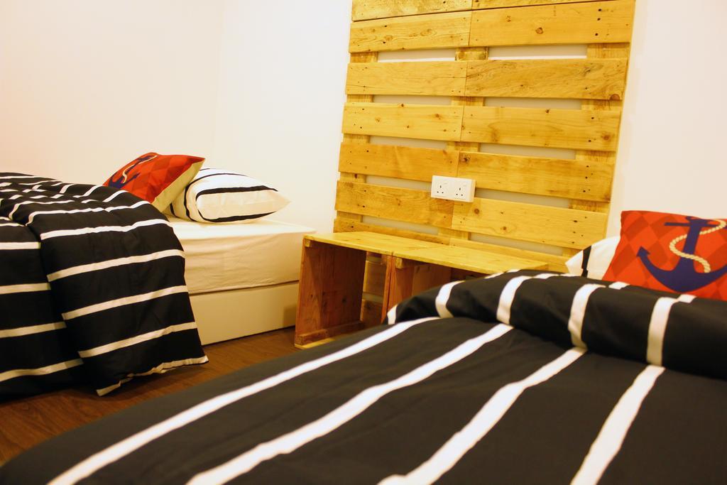 Roof Talk Theme Hostel جوهر بهرو الغرفة الصورة