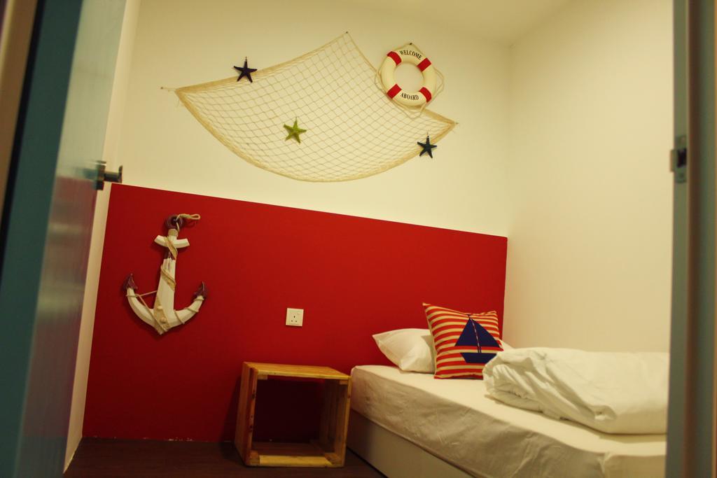 Roof Talk Theme Hostel جوهر بهرو الغرفة الصورة