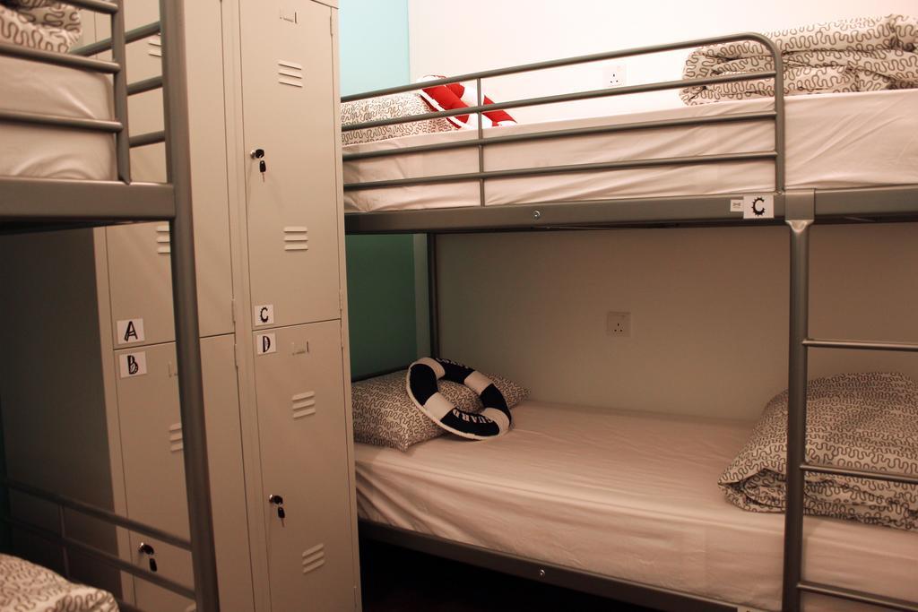 Roof Talk Theme Hostel جوهر بهرو الغرفة الصورة