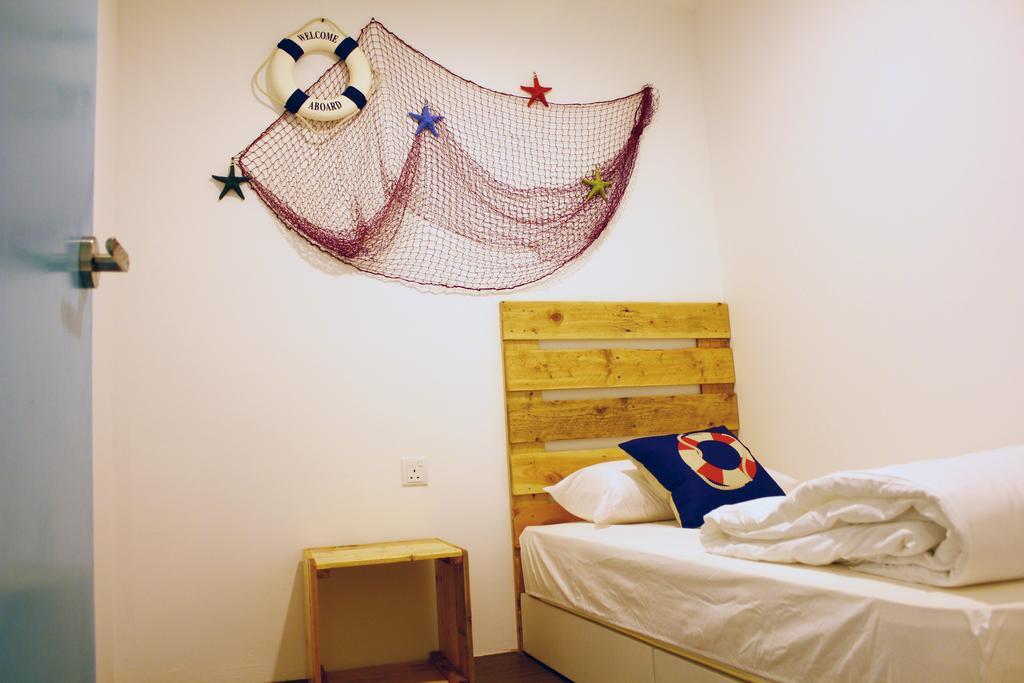 Roof Talk Theme Hostel جوهر بهرو الغرفة الصورة