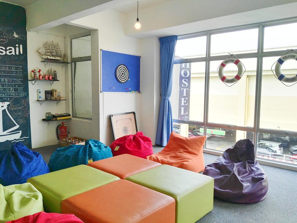 Roof Talk Theme Hostel جوهر بهرو المظهر الخارجي الصورة