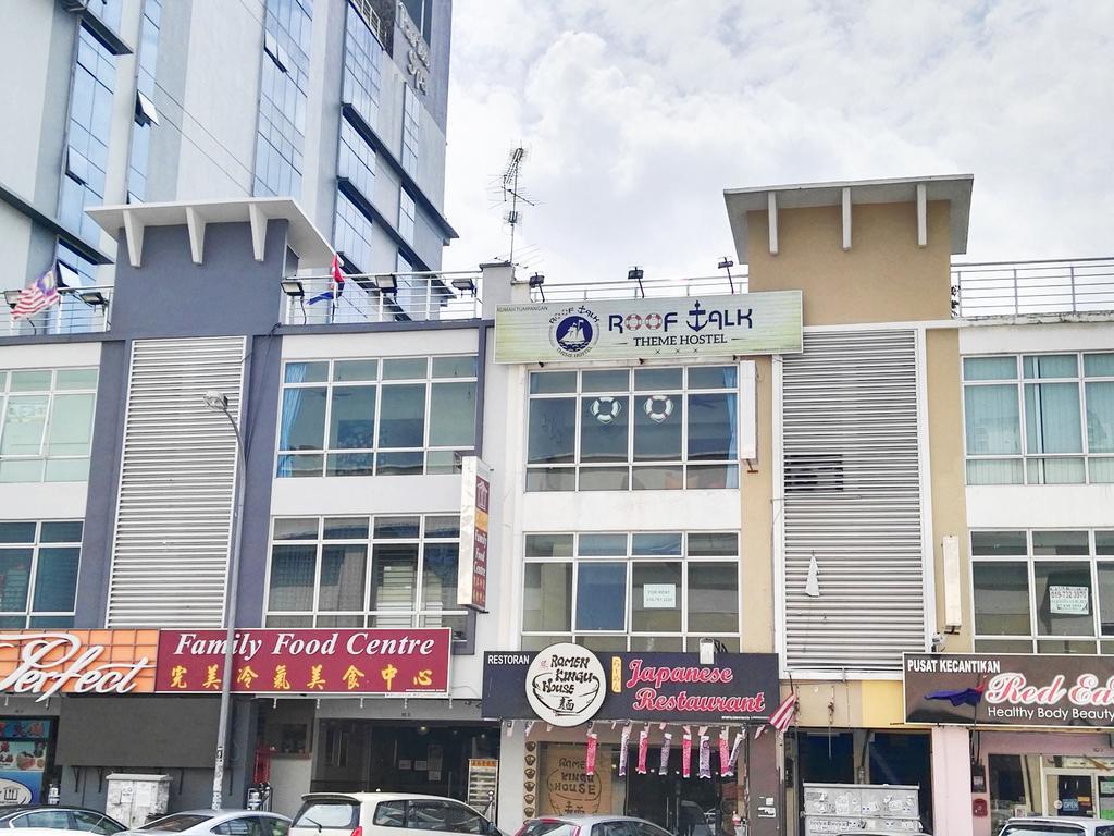 Roof Talk Theme Hostel جوهر بهرو المظهر الخارجي الصورة